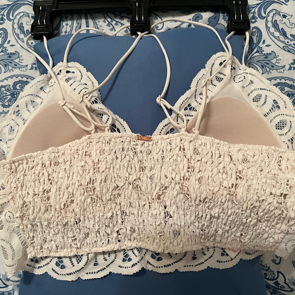 Size large Victoria’s lace bralette. E7c - Picture 5 of 5